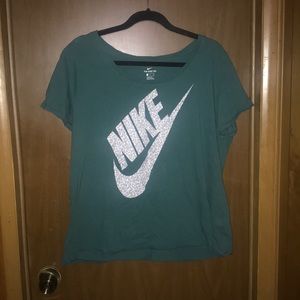 Nike T-Shirt w/Nike an the symbol on the front